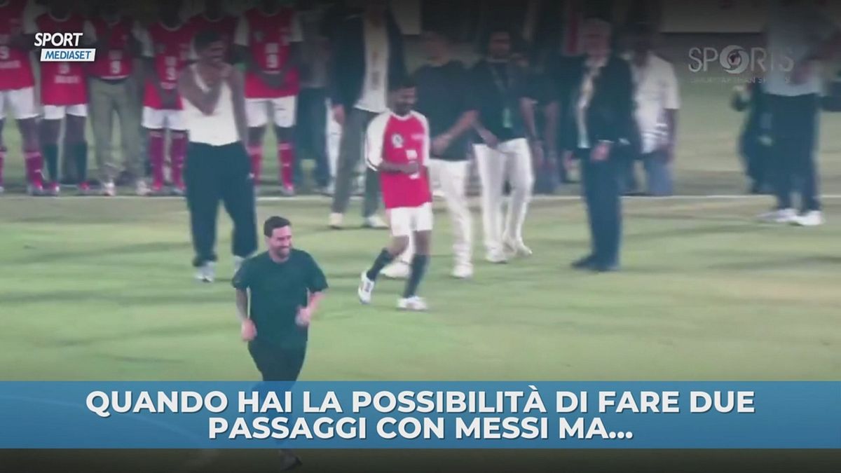 Quando puoi passare la palla con Messi ma...