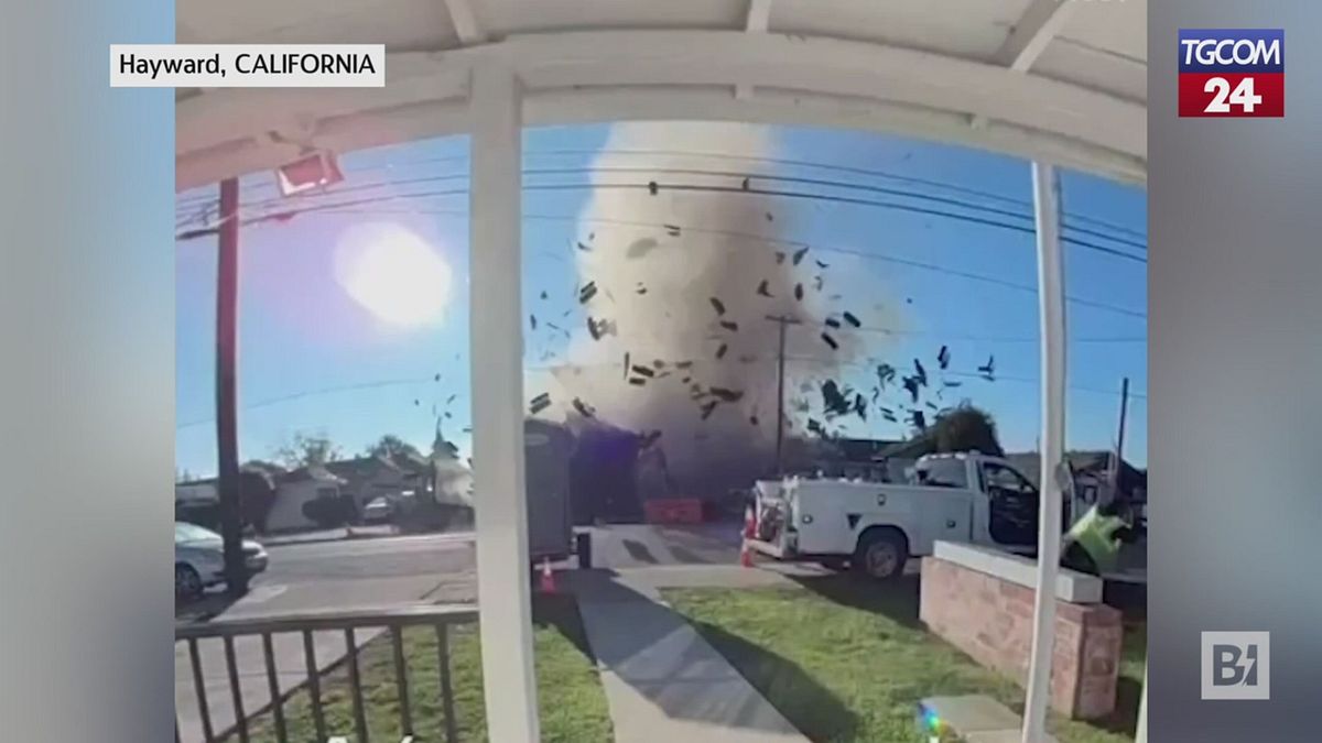 California, boato improvviso: casa distrutta in un istante