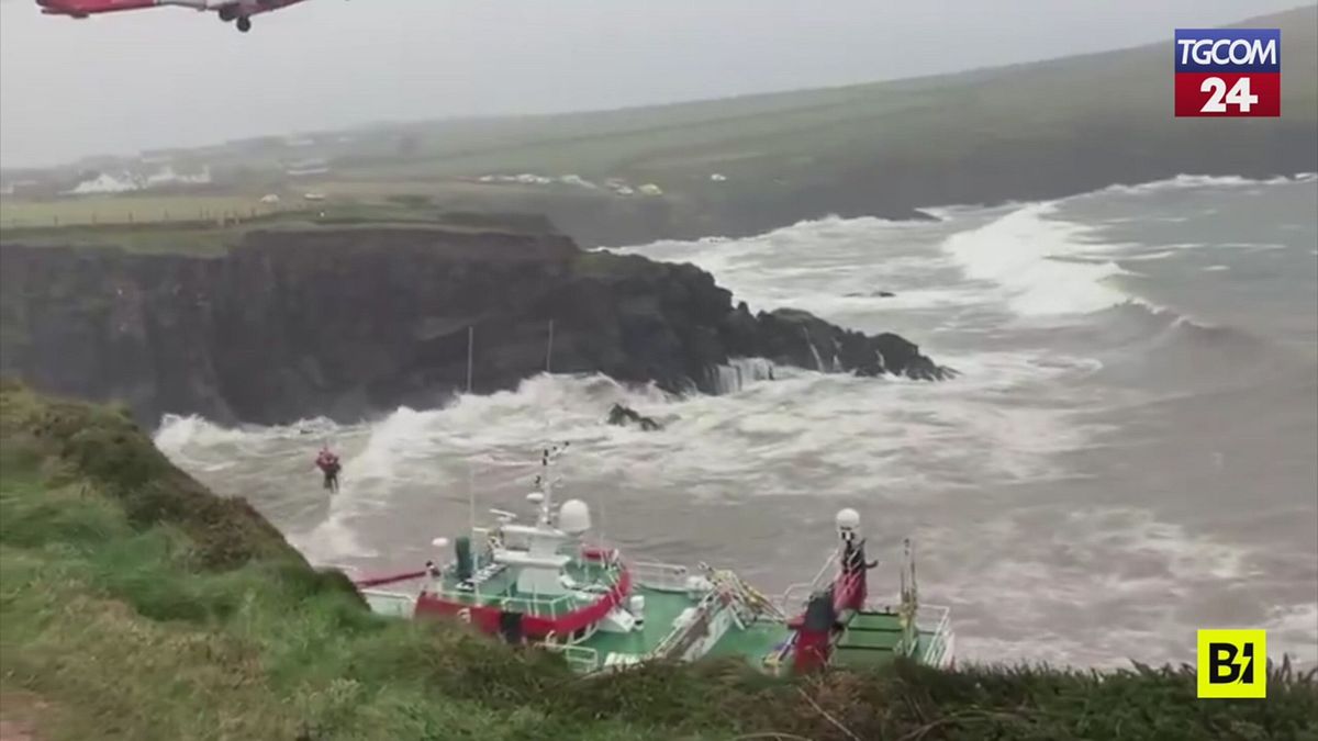 Irlanda, peschereccio incagliato: l'operazione di salvataggio mozzafiato