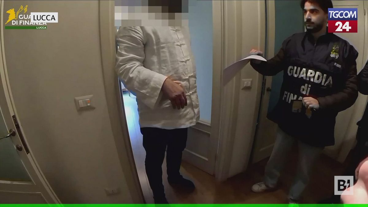 Lucca, nello studio medico abusivo irrompe la guardia di finanza