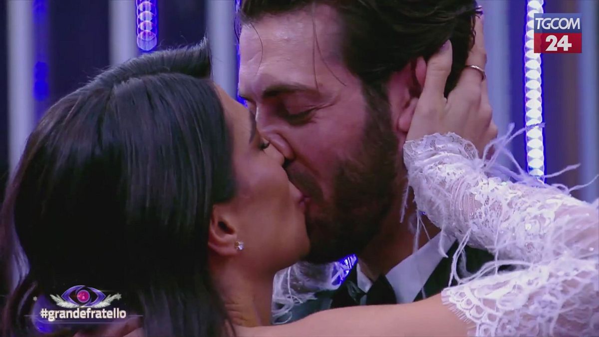 "Grande Fratello", Rasha e Omer tornano insieme: il bacio nella semifinale