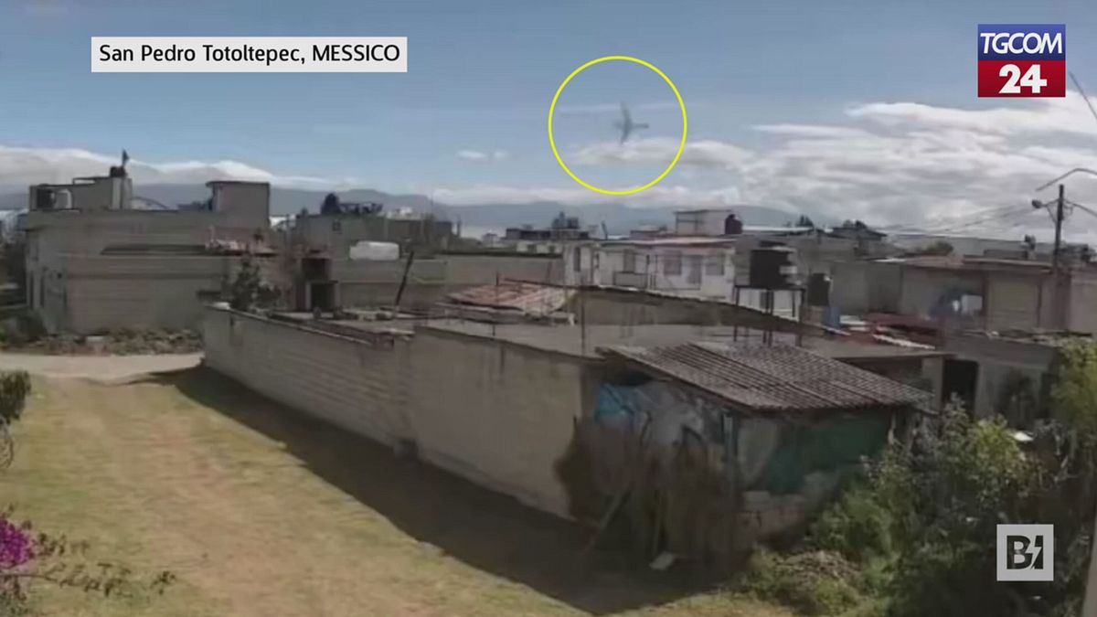 Messico, jet precipita dopo il decollo: sei morti