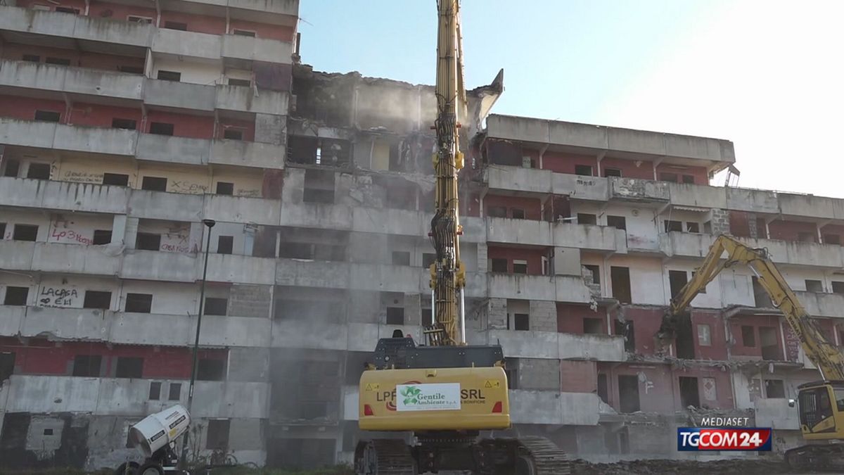 12.00 NAPOLI, DEMOLIZIONE VELA ROSSA SCAMPIA SRV
