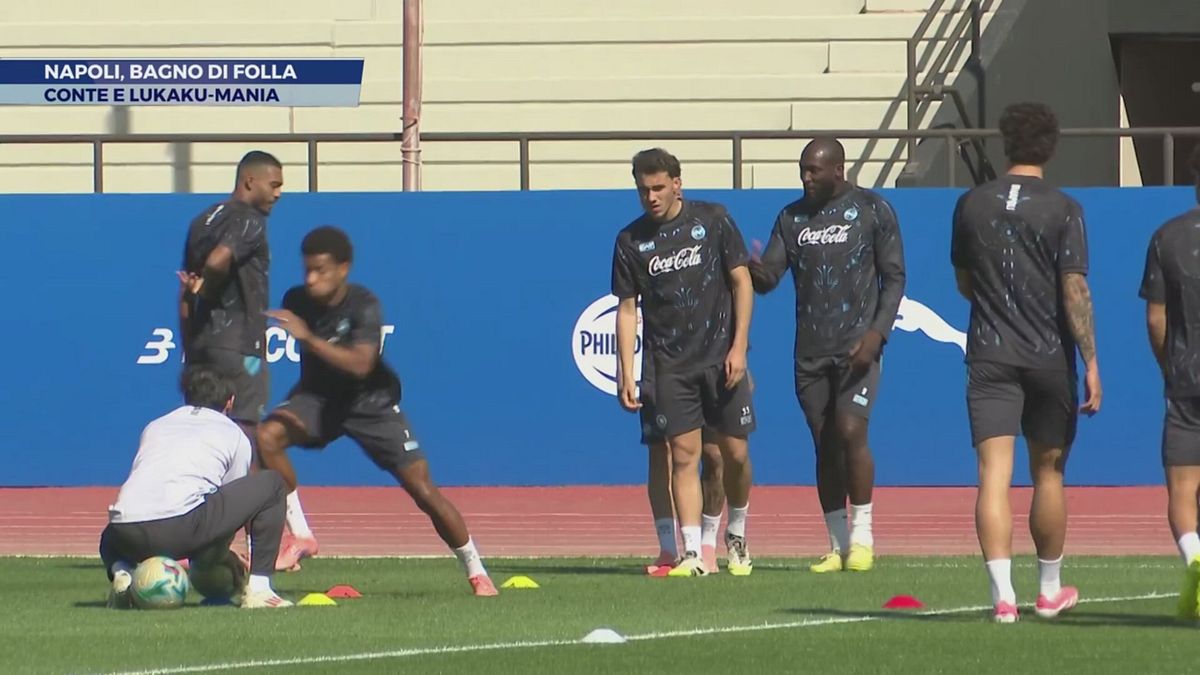 Napoli, bagno di folla