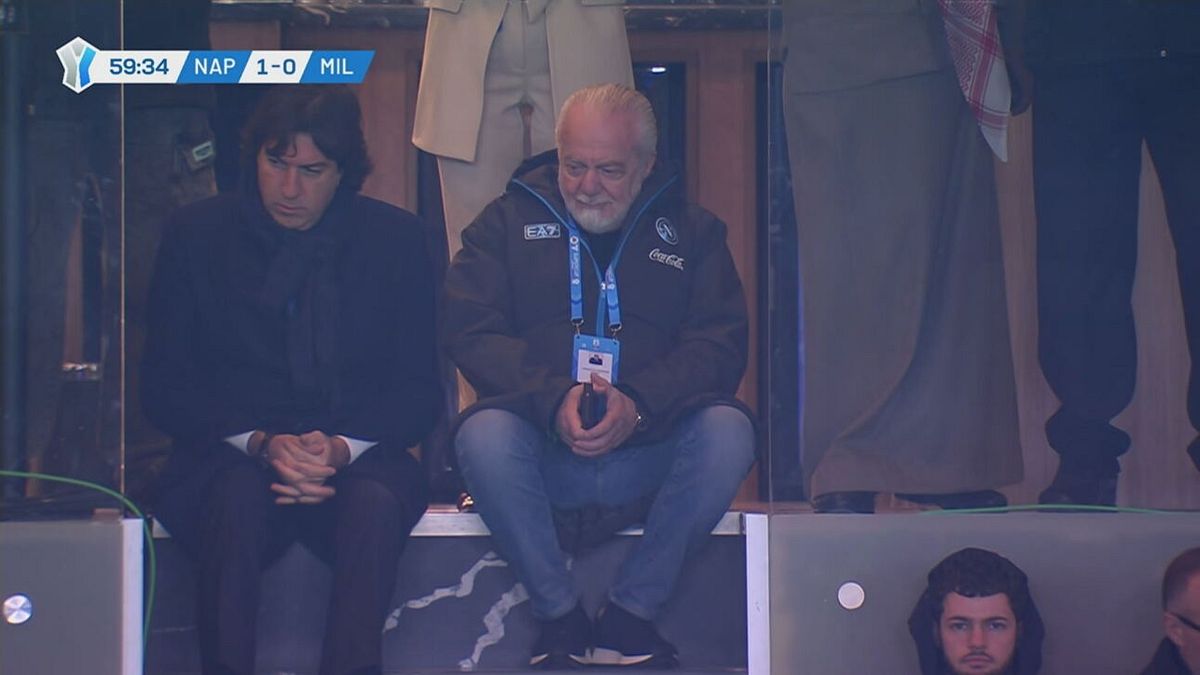 De Laurentiis soffre: seduto sugli scalini come un tifoso