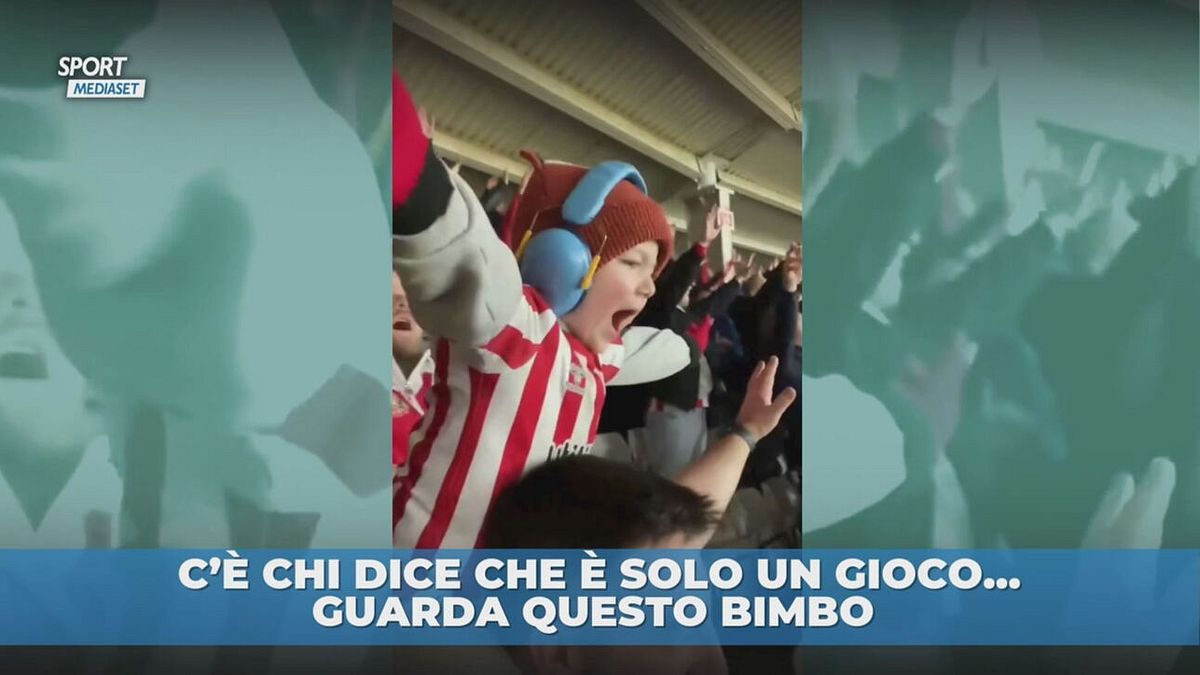 Brividi per questo piccolo tifoso