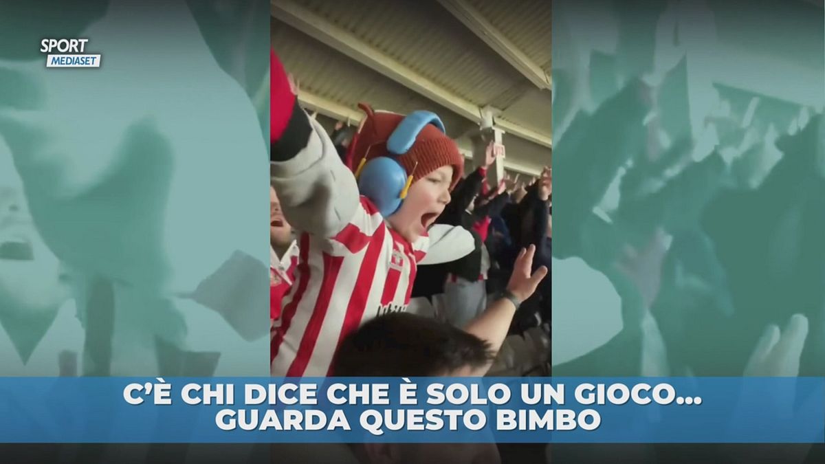 Brividi per questo piccolo tifoso