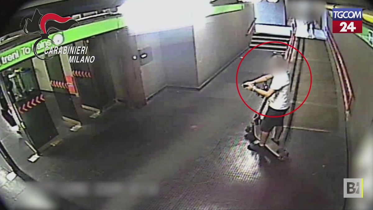 Milano, 19enne arrestato per aver violentato due ragazzine: sceglieva le sue vittime in metro