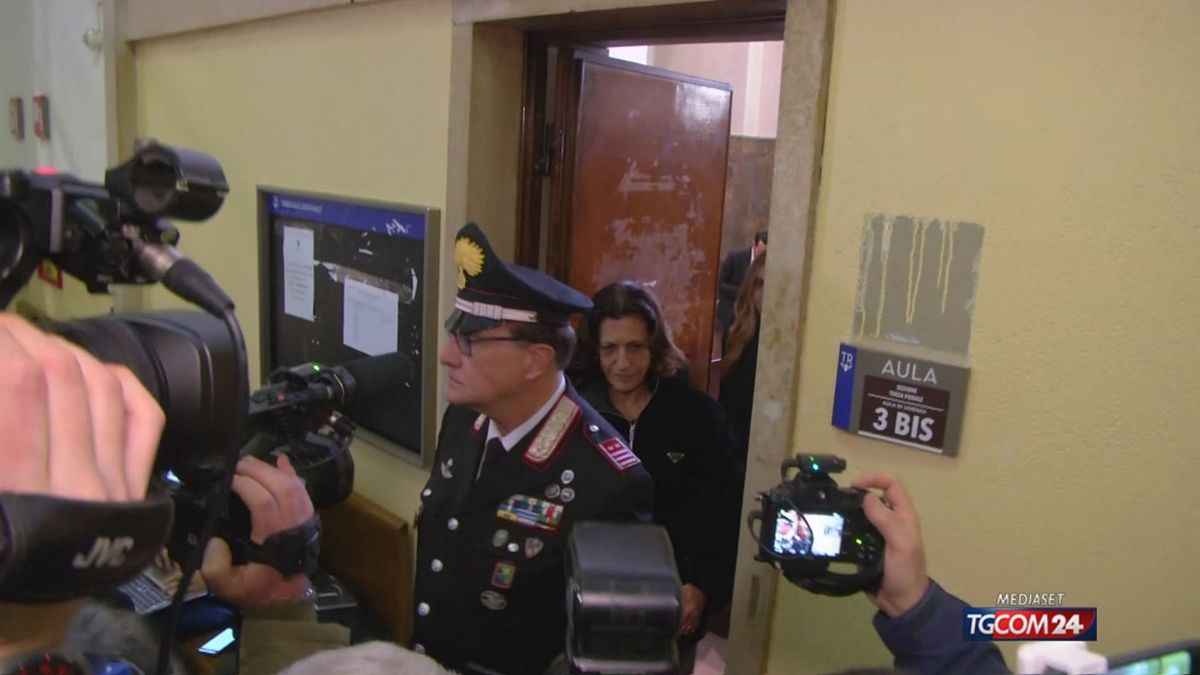 fERRAGNI INSEGUITA ALLA TOILETTE PER SITO SRV