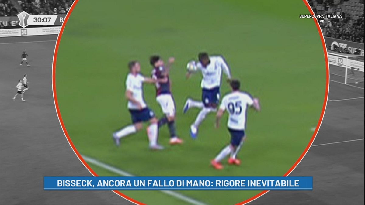 Bisseck tocca di mano: giusto il rigore per il Bologna?