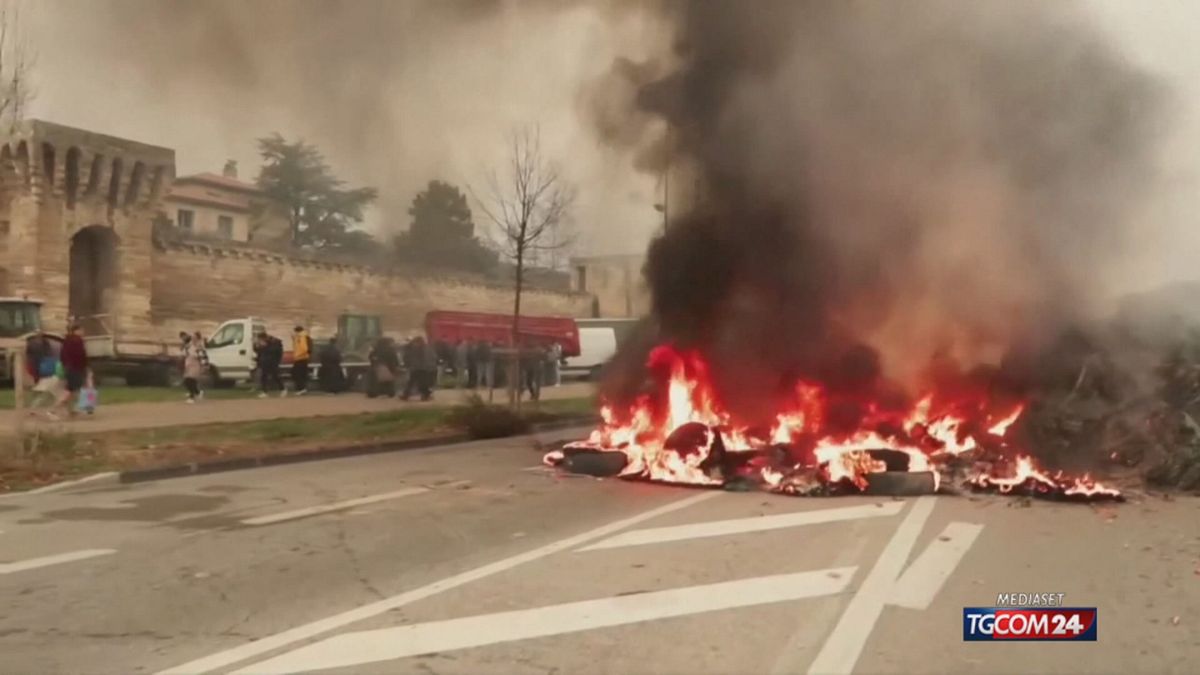 12.00 MCH AVIGNONE, BARRICATE AGRICOLTORI MCH