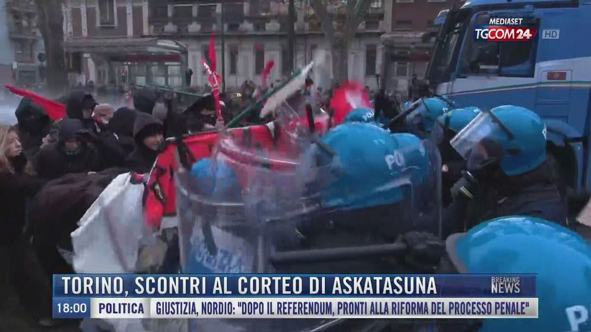 Breaking News delle 18.00 | Torino, scontri al corte Askatasuna