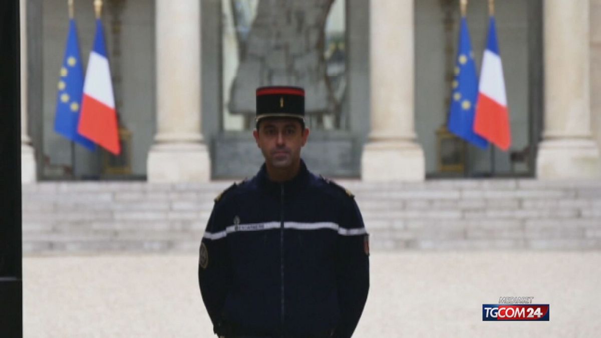 12.00 FURTO ALL'ELISEO SRV