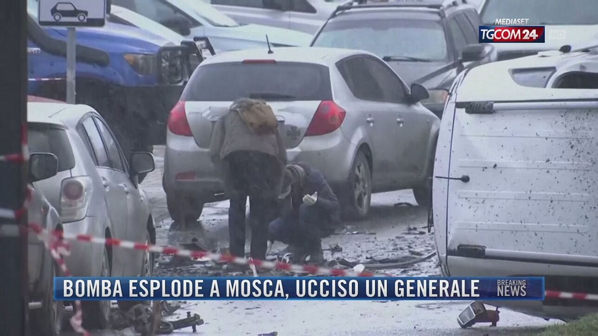 Breaking News delle 21.30 | Bomba esplode a Mosca, ucciso un generale