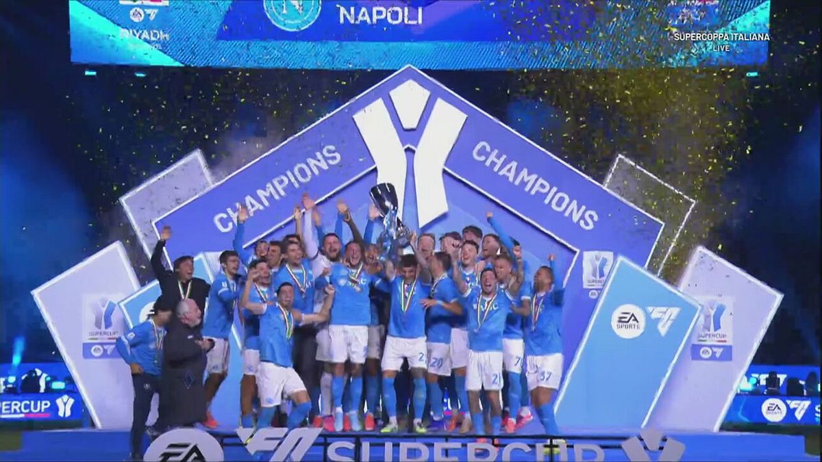La premiazione, il Napoli vince la Supercoppa Italiana