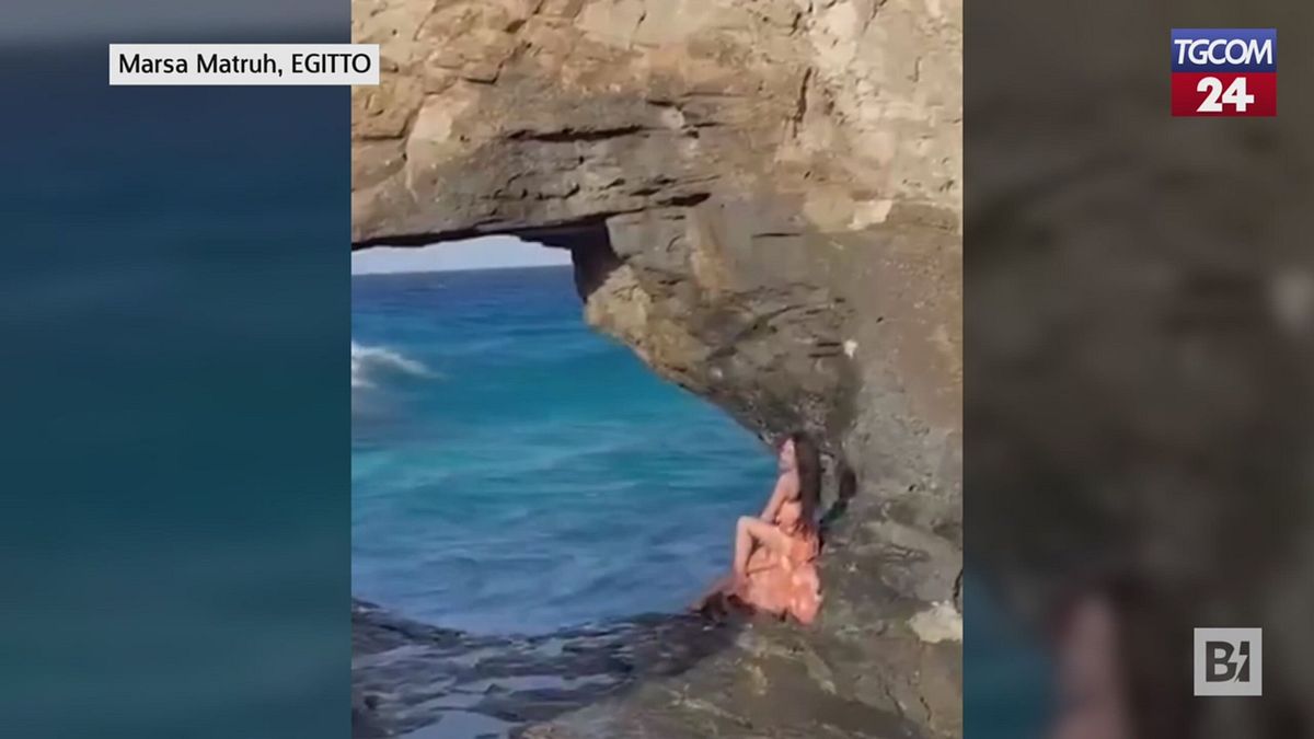 Egitto, l'onda improvvisa che travolge la turista sulla scogliera