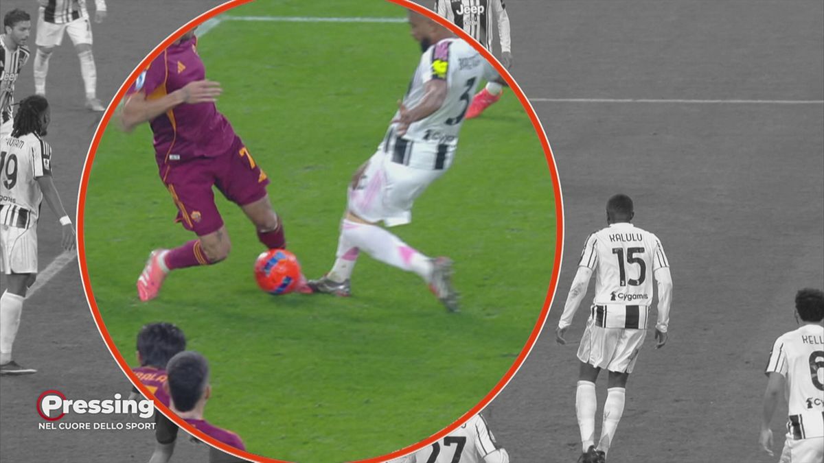 La moviola di Juventus-Roma: contatto Bremer-Pellegrini, era rigore?