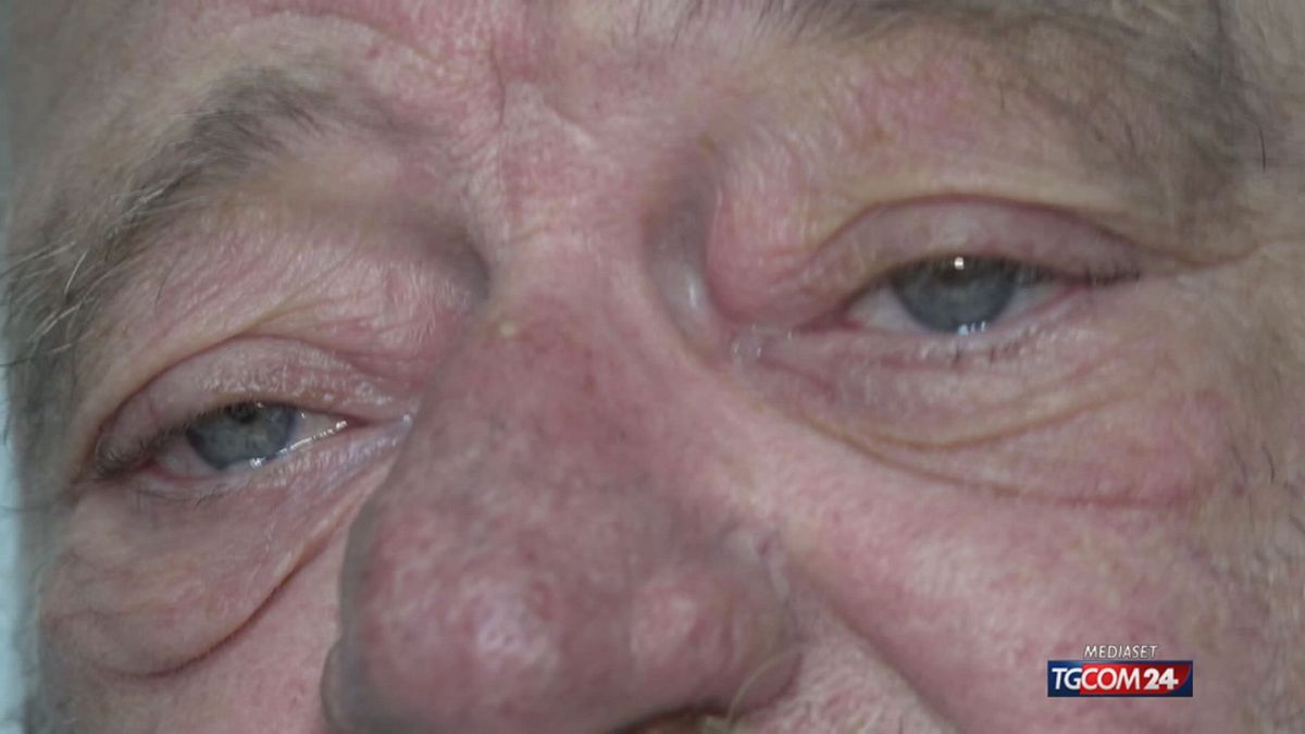 18.00 MASSA, PICCHIATO (INSIEME AL CANE) DA 5 LADRI IN CASA SRV