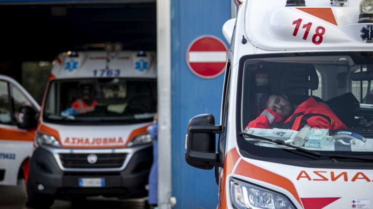  Ambulanze in attesa di fronte all'ospedale San Filippo Neri di Roma
