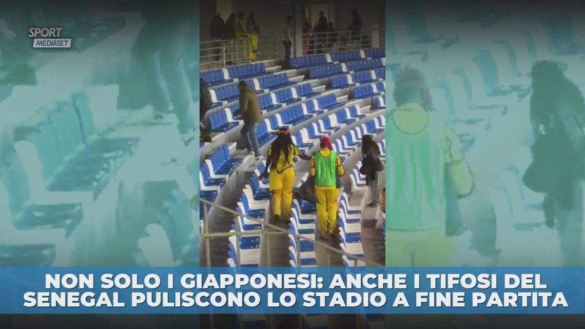 Tifosi del Senegal puliscono lo stadio a fine partita