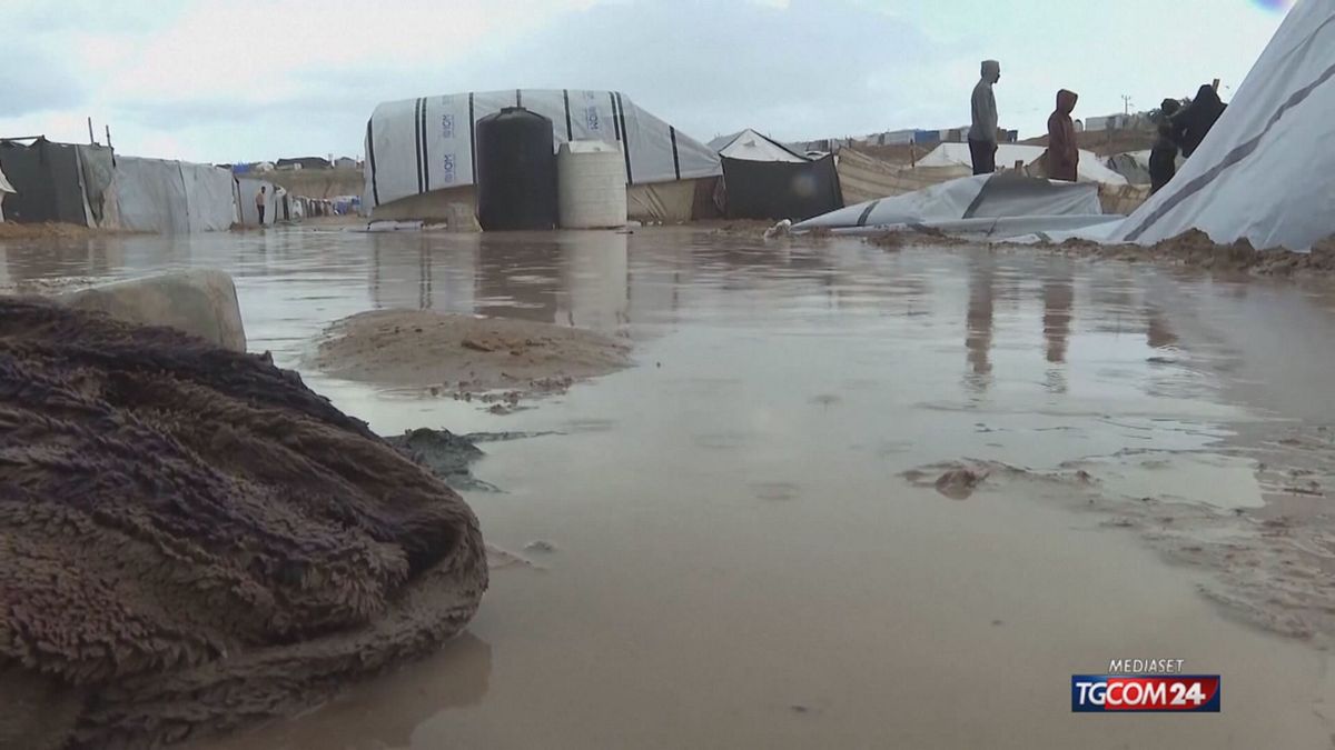 Khan Younis allagata tende distrutte SRV