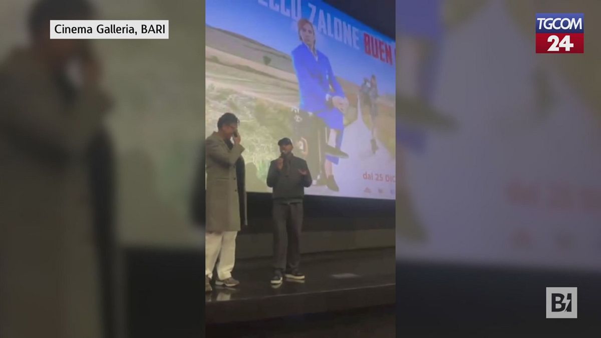Bari, Zalone spunta in sala prima del film e prende in giro tutti