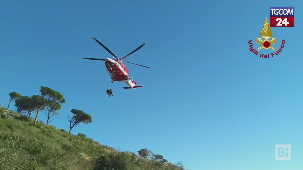 Alassio, il recupero dall'alto: il biker portato via in elicottero