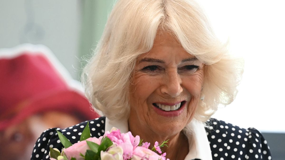 Nel corso del suo recente viaggio a Roma, la regina Camilla ha indossato un abito a pois per incontrare i bambini che hanno partecipato a un concorso in occasione dell'80° anniversario del British Council