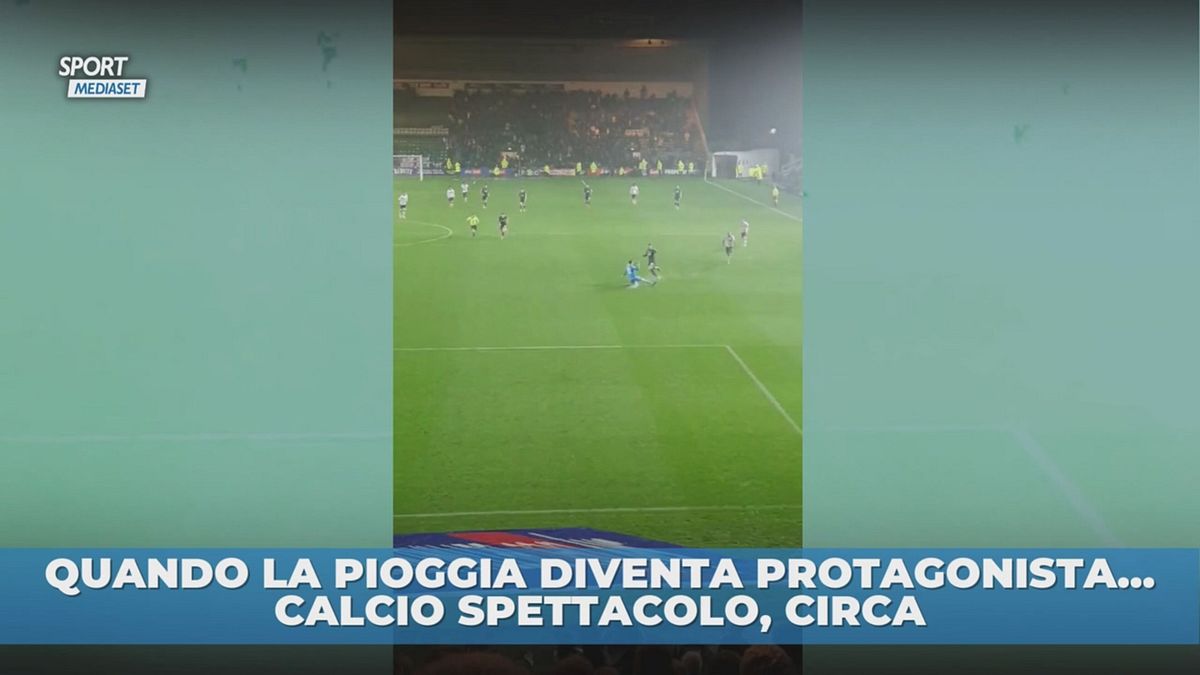 Calcio champagne sotto la pioggia