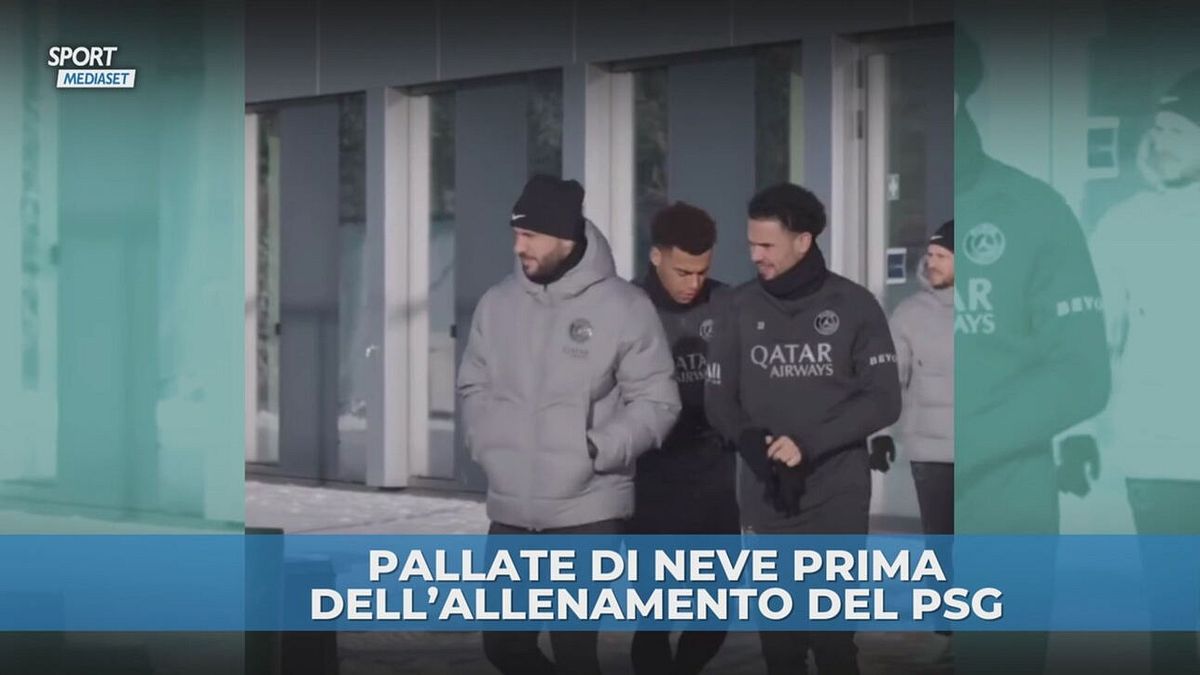 PSG, i giocatori si prendono a pallate di neve: Doué incontenibile