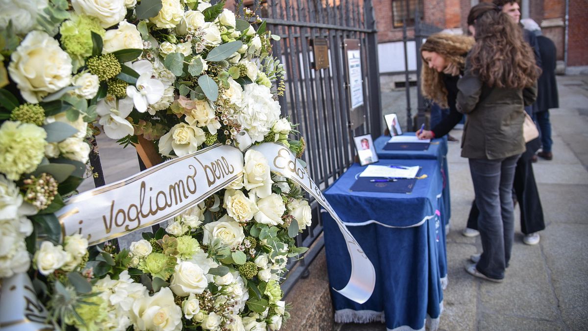 Fiori e tanti giovani ai funerali di Achille Barosi