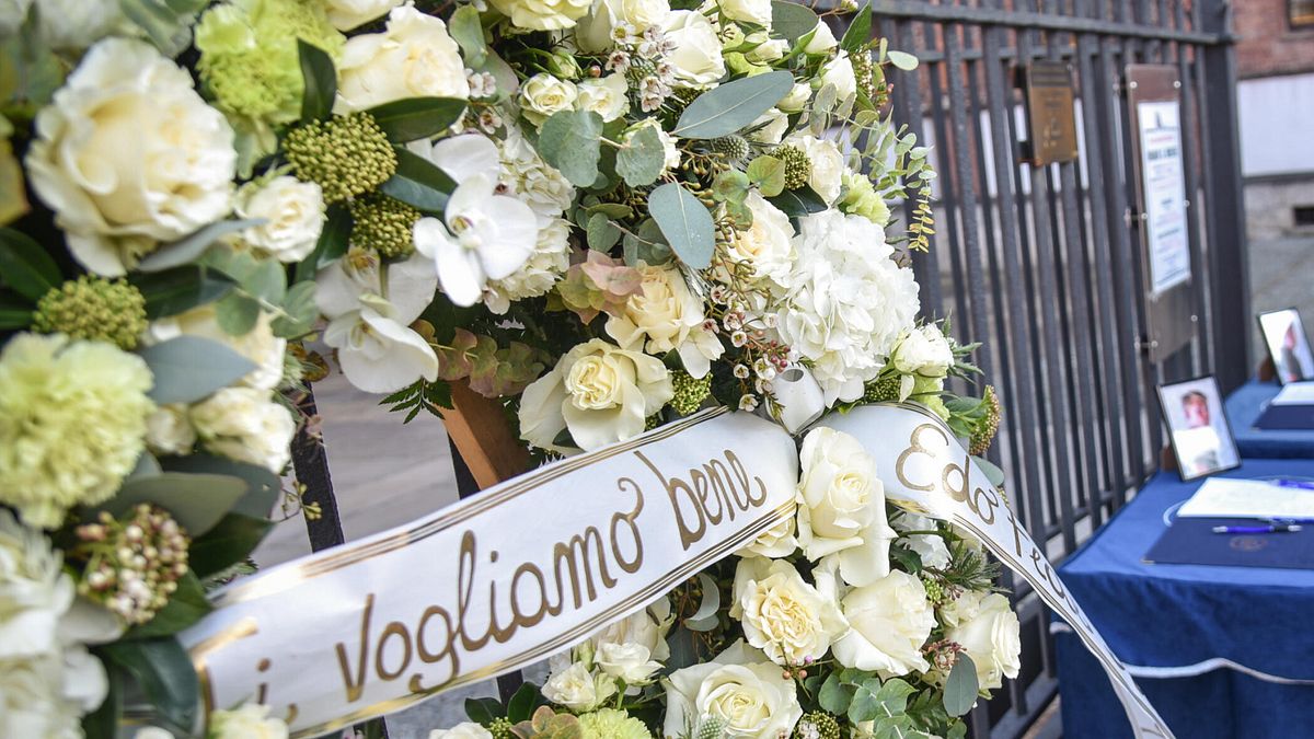 Fiori e tanti giovani ai funerali di Achille Barosi