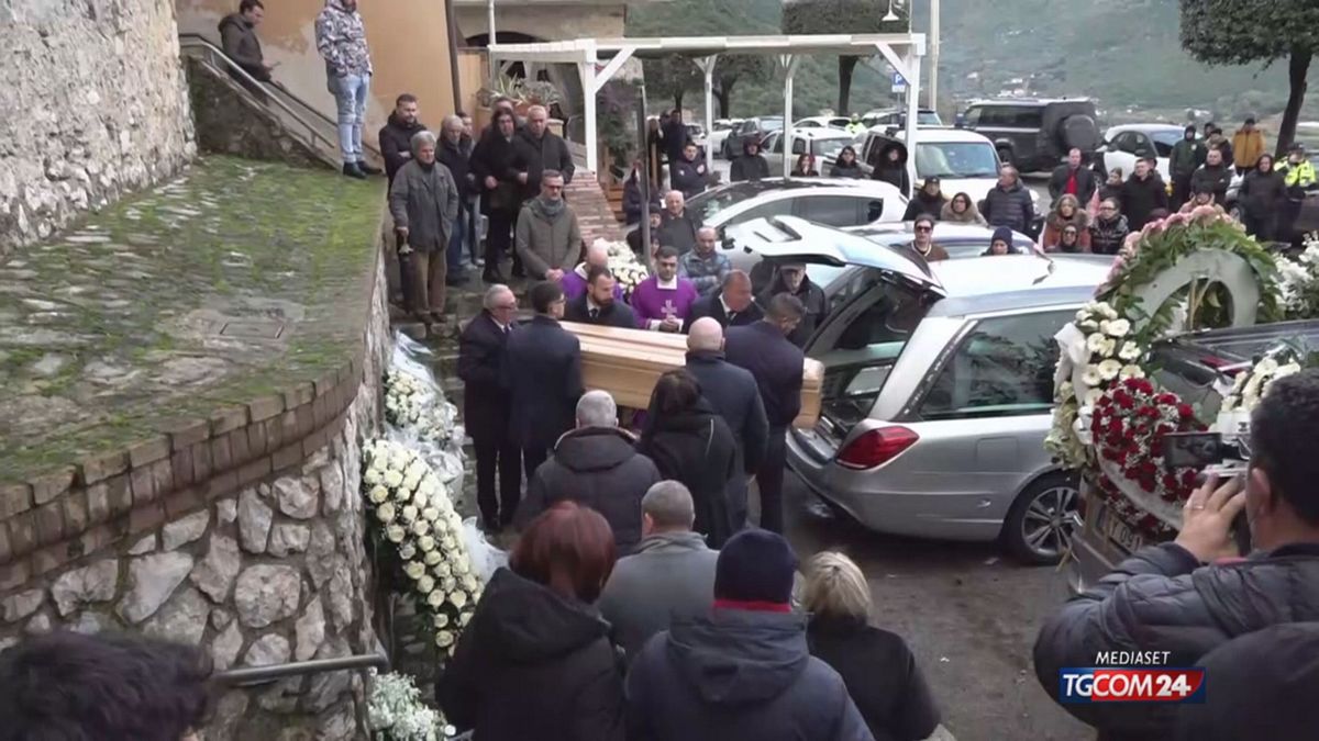 Aurora Livoli, Valdez: "Per farla tacere le ho stretto più volte le mani al collo"