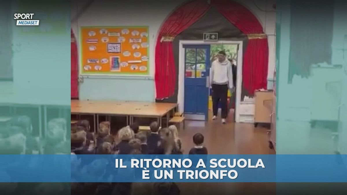 Insegnante scrive la storia in FA Cup: standing ovation degli alunni