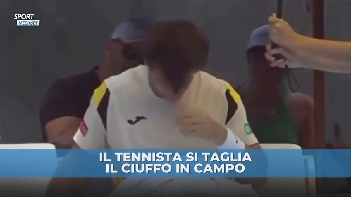 Surreale ad Auckland: il tennista si taglia i capelli in campo