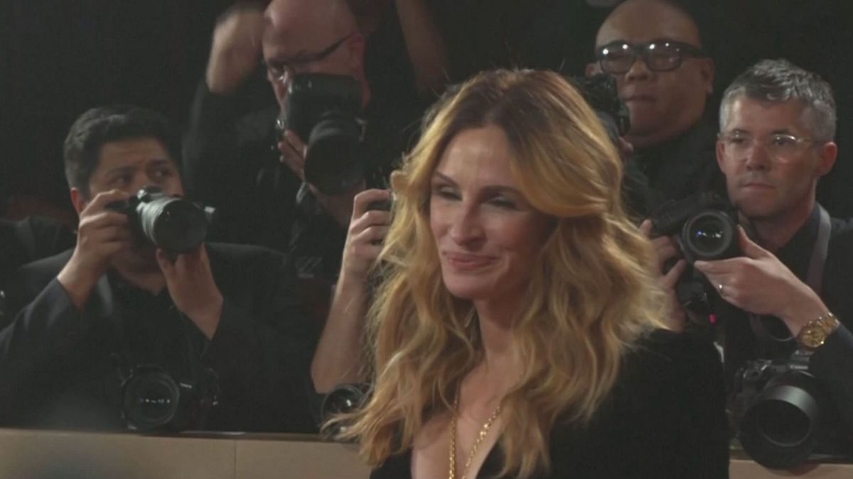 18.00 GOLDEN GLOBE RED CARPET OVER SRV