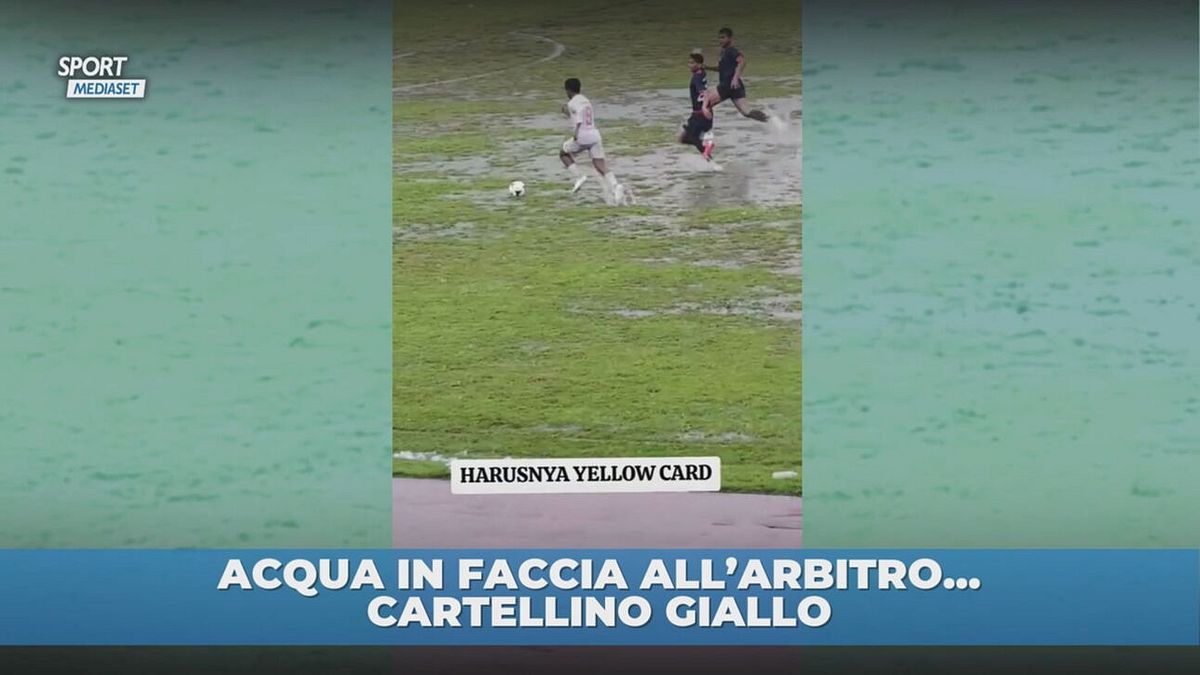 Doccia per l'arbitro...
