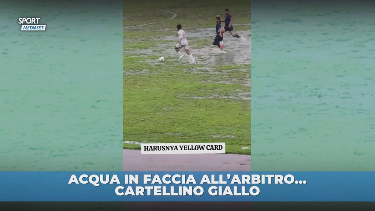 Doccia per l'arbitro...