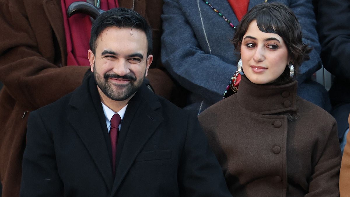 Rama Duwaji con il marito, il sindaco di New York Zohran Mamdani, alla cerimonia pubblica di insediamento