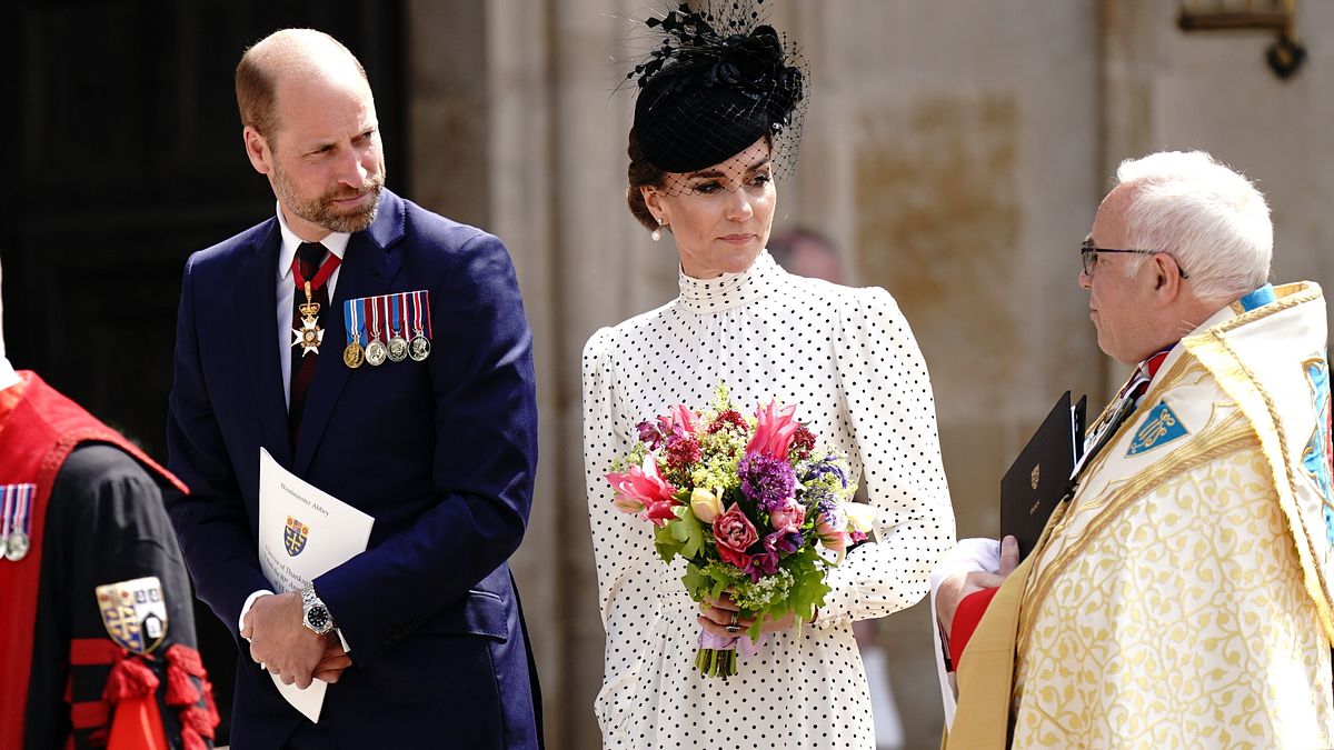 Il look di Kate Middleton per le celebrazioni dell’80esimo anniversario del VE Day a Westminster Abbey (qui con il marito, il principe William)