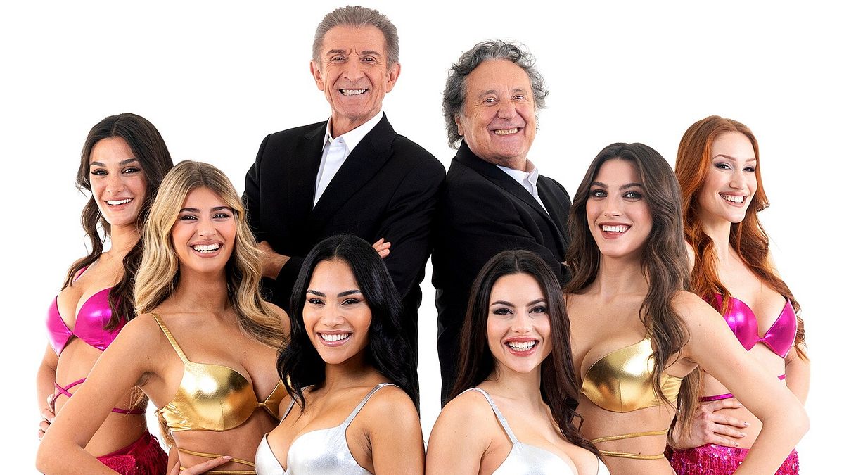 Ezio Greggio, Enzo Iacchetti, Veline da sinistra Ginevra Festa, Nausica Marasca, Virginia Stablum, Lavinia Circeo, Alessia Anzioli e Lara Granata