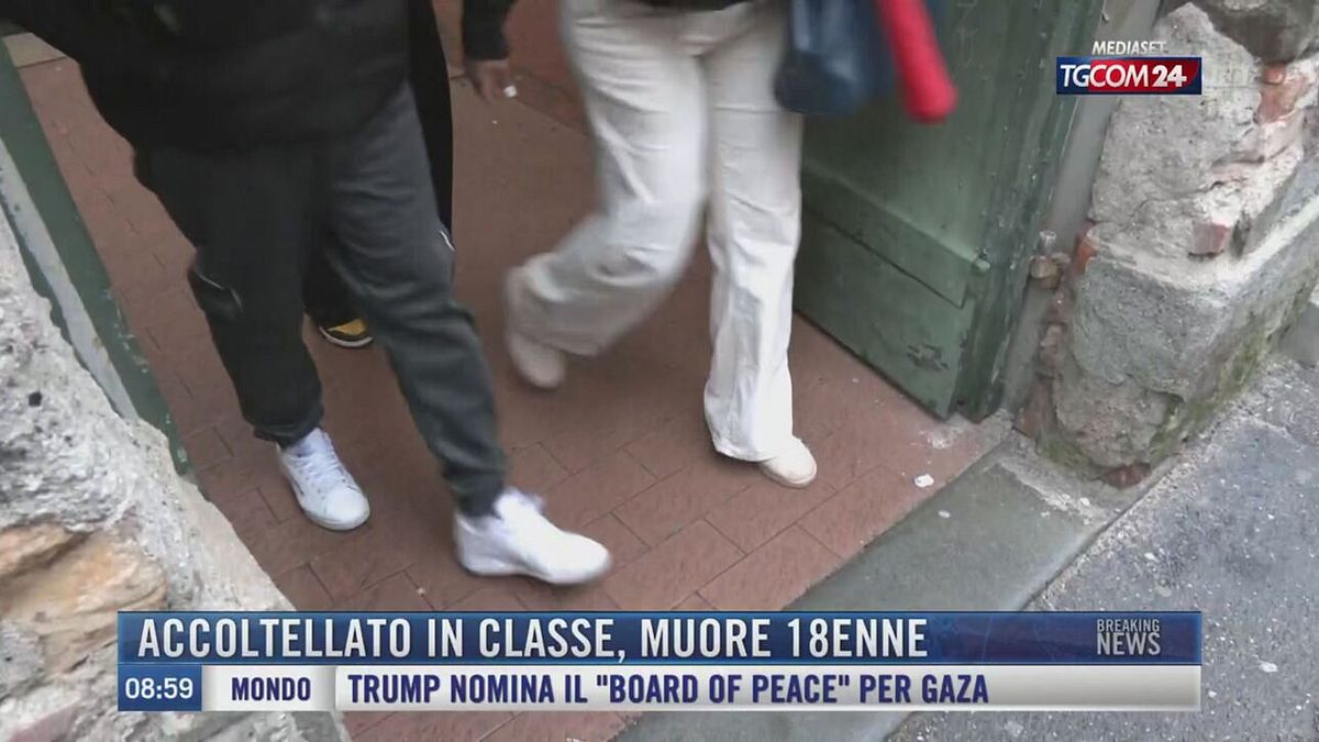 Breaking News delle 09.00 | Accoltellato in classe, muore 18ennne