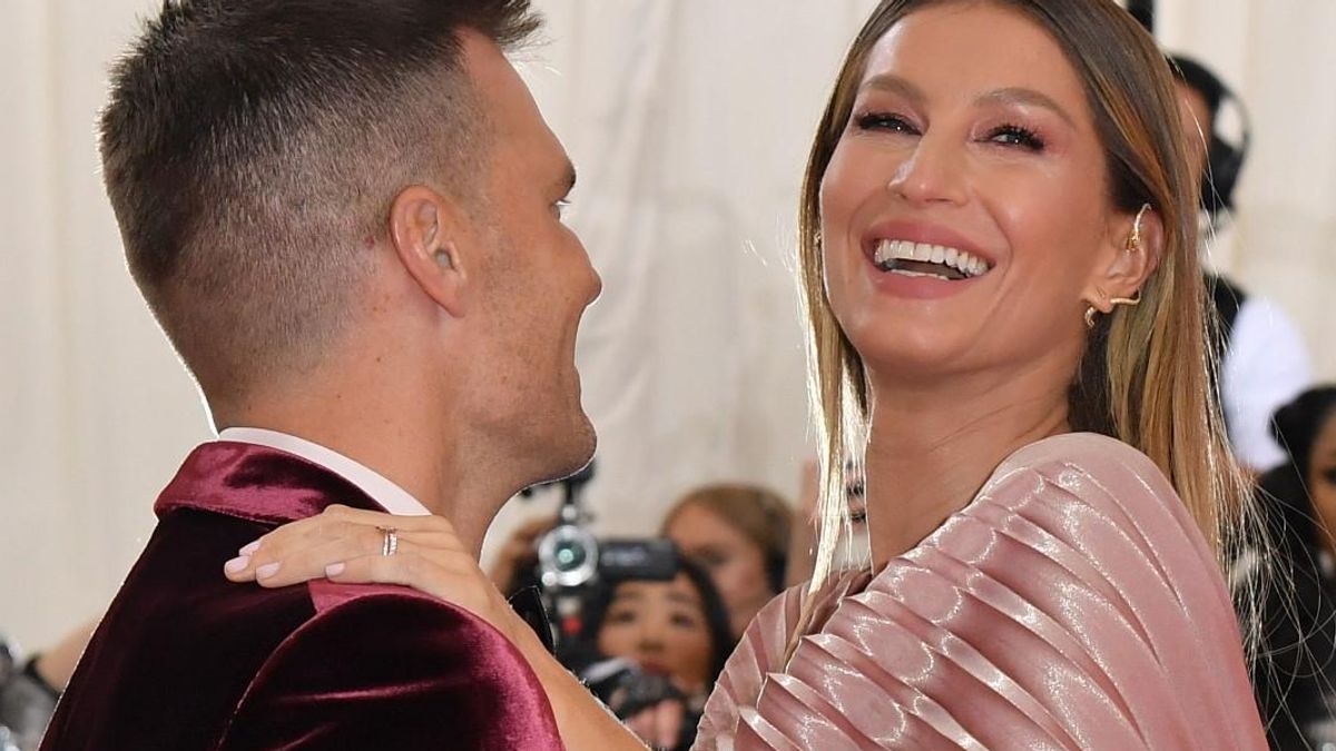 Un particolare del taglio di Tom Brady, qui con Gisele Bündchen