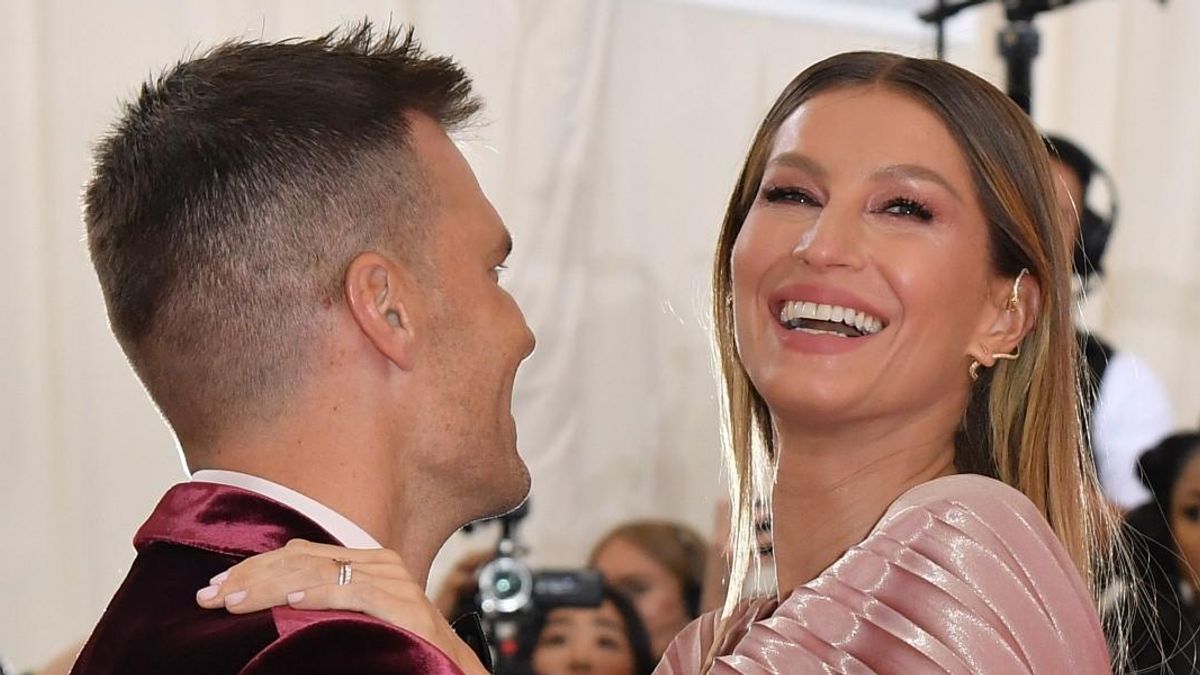 Un particolare del taglio di Tom Brady, qui con Gisele Bündchen