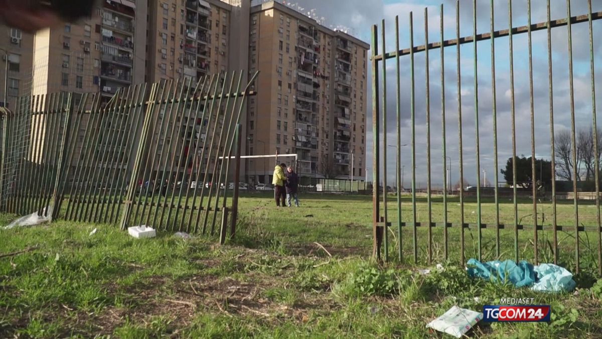 18.00 NAPOLI, BAMBINI RECLAMANO CAMPO CALCIO SRV
