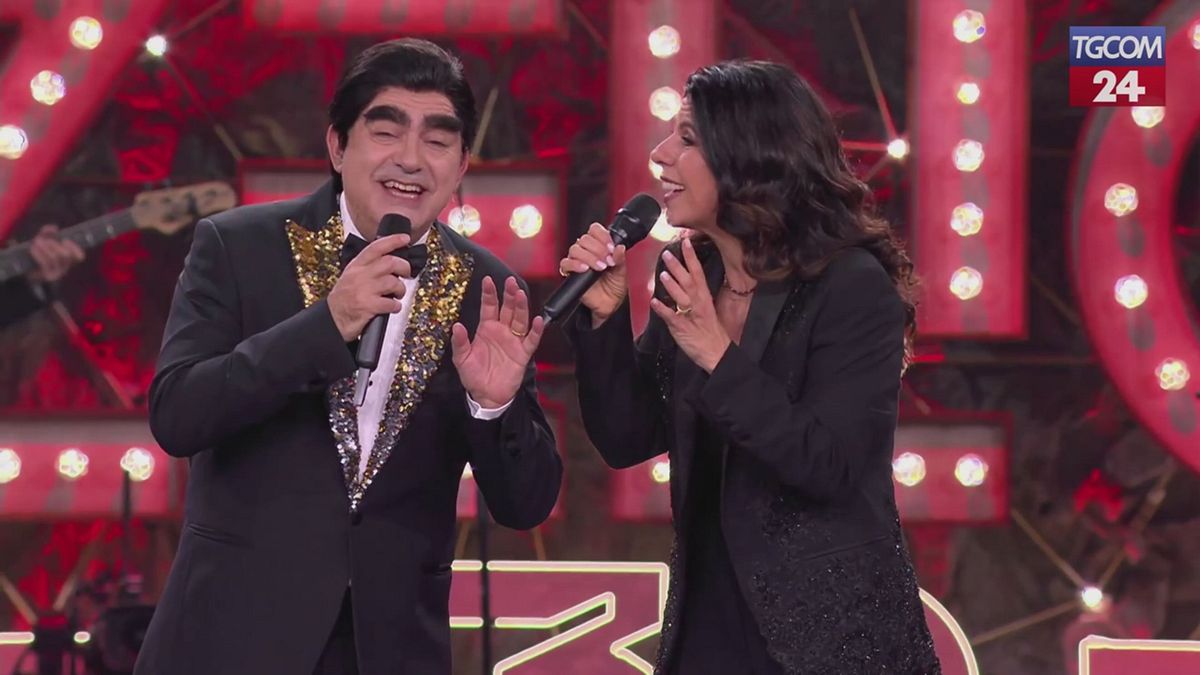 Geppi Cucciari ed Elio cantano una versione aggiornata di "Cara ti amo"