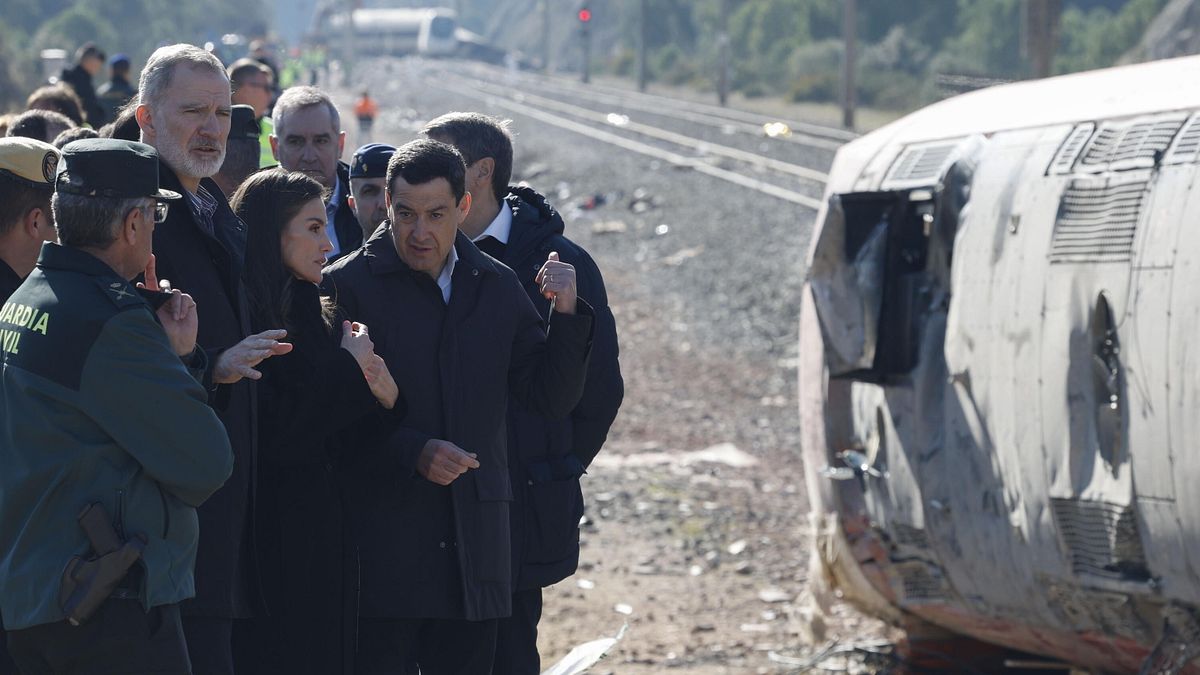 Re Felipe e la regina Letizia sul luogo del disastro ferroviario