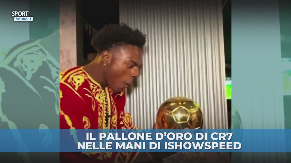 IShowSpeed non crede ai suoi occhi: alza il Pallone d'Oro di Cristiano Ronaldo