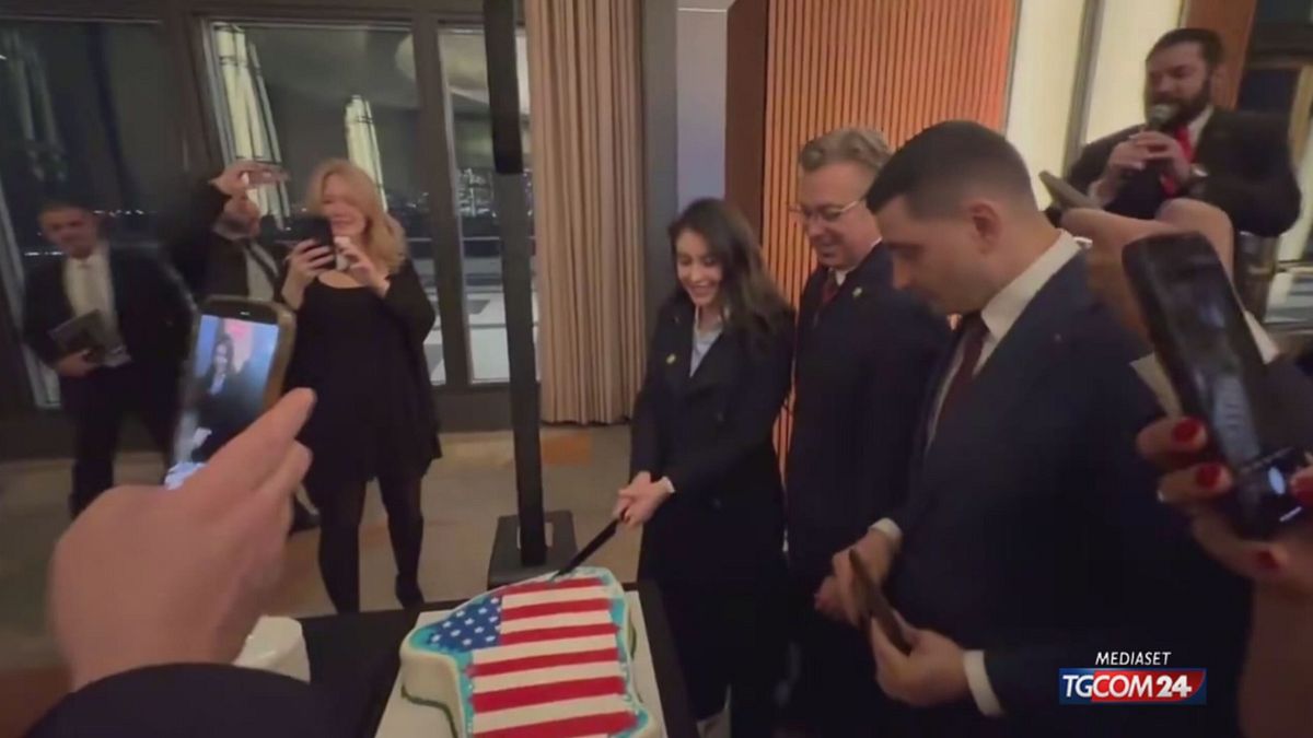 Usa, i repubblicani tagliano una torta a forma di Groenlandia