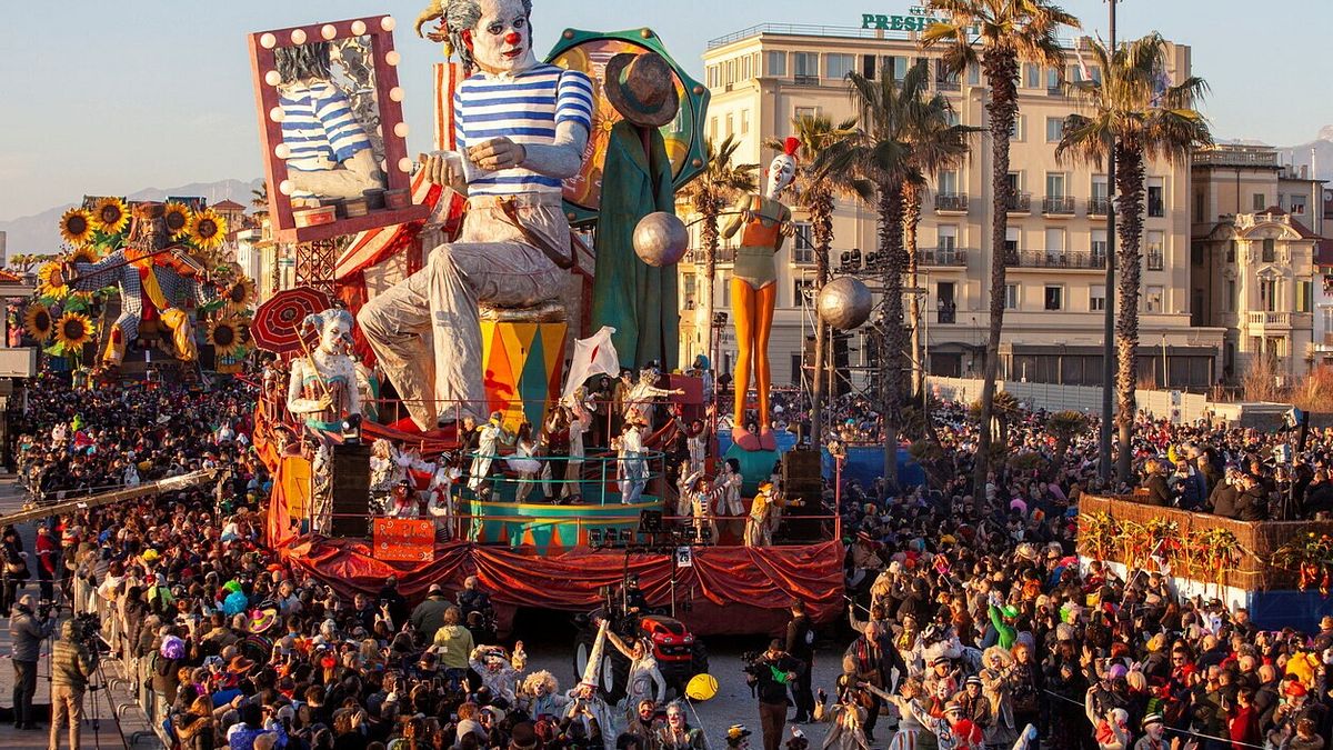 I viali a mare di Viareggio durante un Corso mascherato